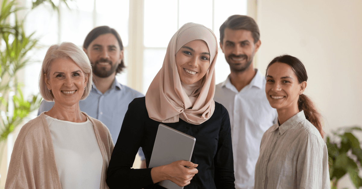 Equipe multicultural de seis colegas sorrindo juntos no escritório