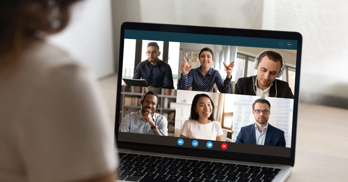 Notebook exibindo uma videochamada com seis participantes de diferentes países