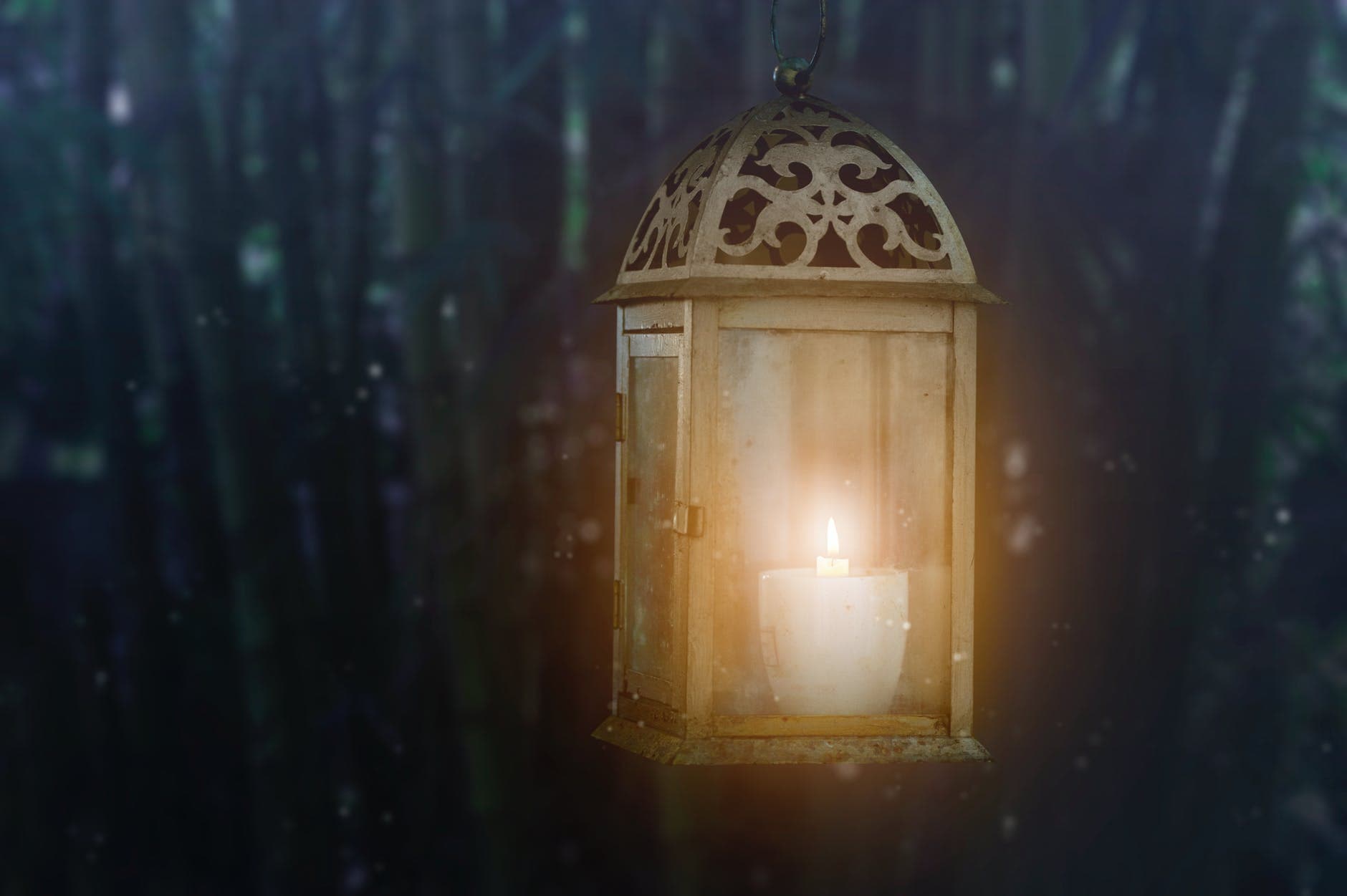 Lanterna decorativa com uma vela acesa em um fundo escuro