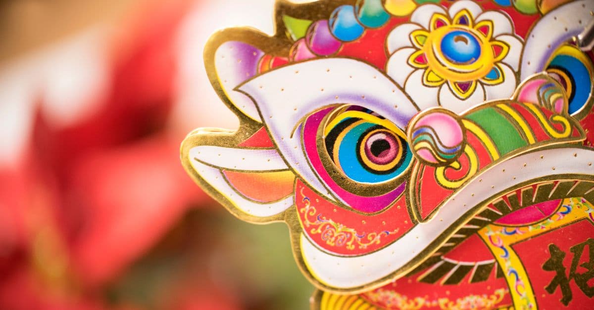 Detalhe colorido de uma cabeça de leão chinês usada nas festas de Ano Novo